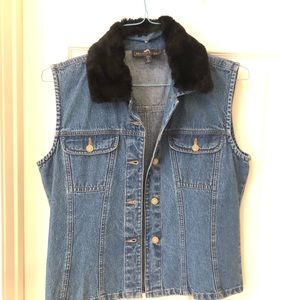 Denim vest/faux fur detachable collar like new